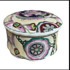 Vintage 80”s Ceramic Keepsake Box With Lid Floral Chinoiserie Hand Painted 4.5”